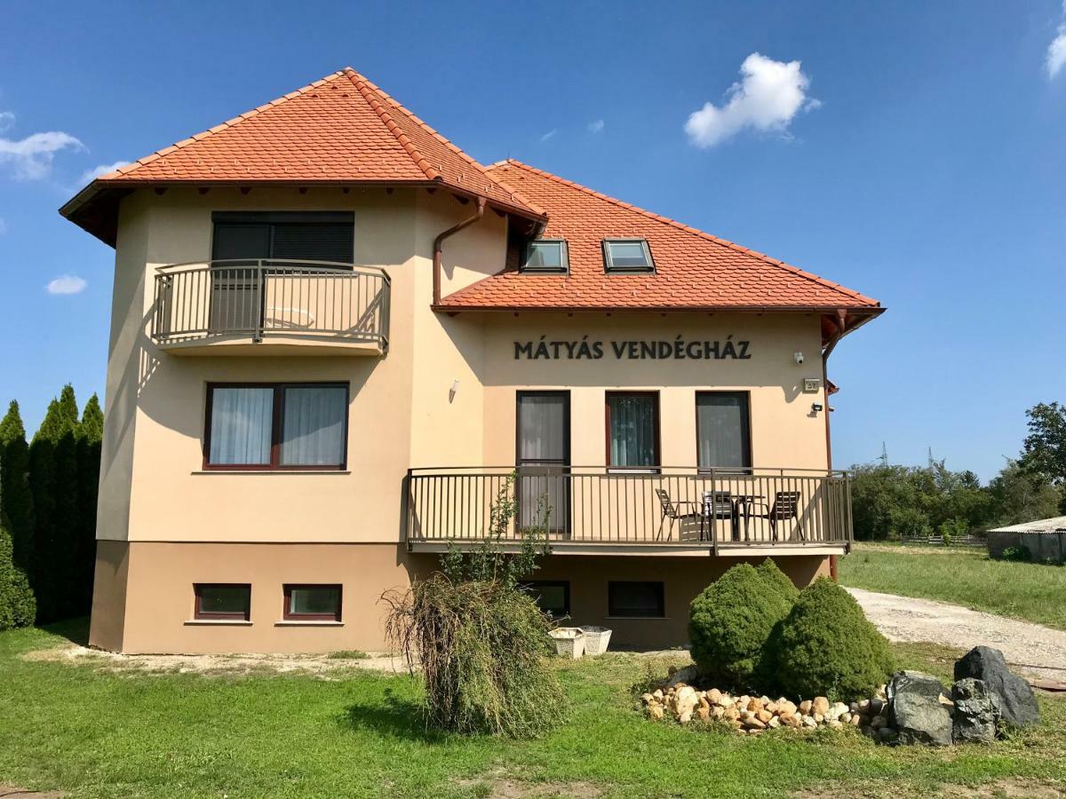 Hotel Mátyás Vendégház Kópháza Exterior foto